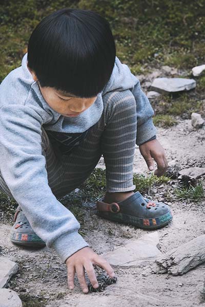 高爾夫球場營地玩沙的孤單小人